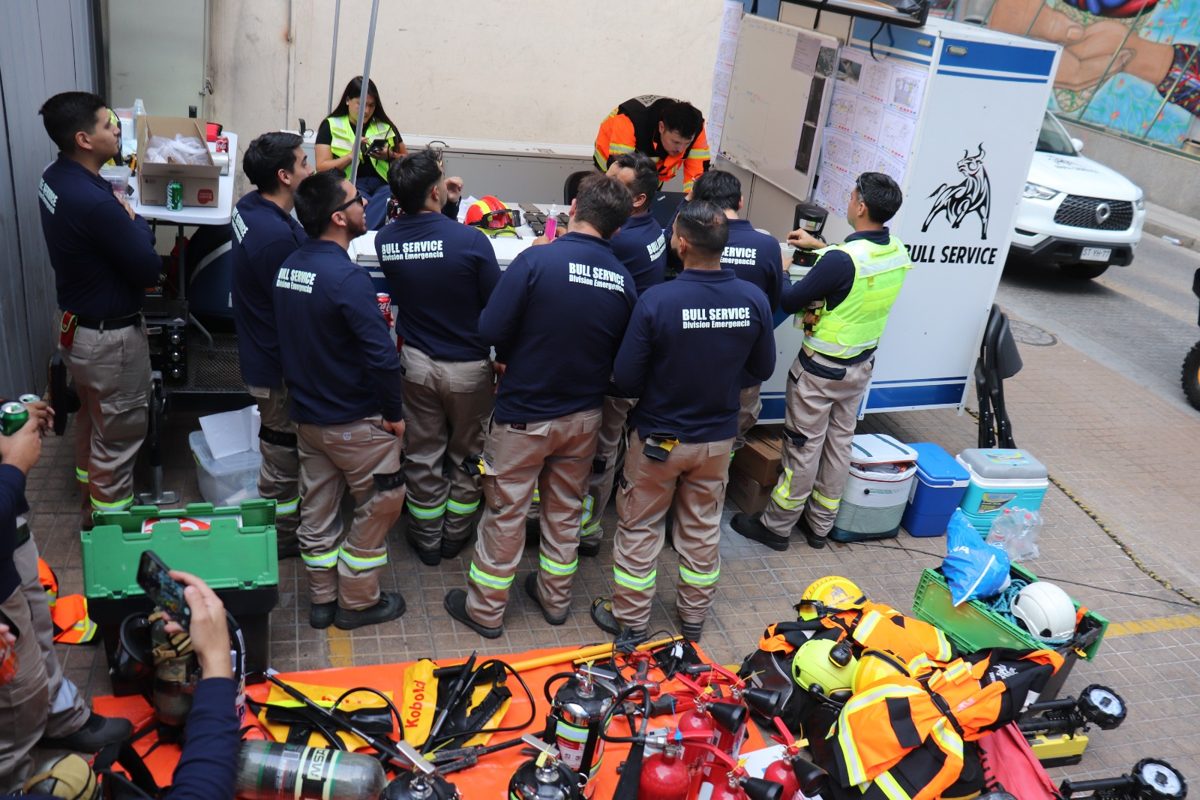 Equipo recibiendo una instrucción antes de una actividad